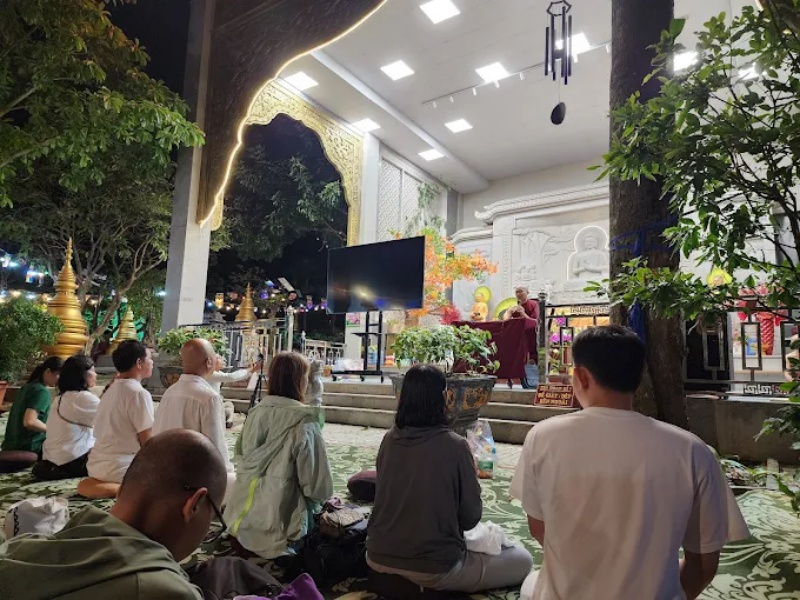 Thiền viện Vi&ecirc;n Kh&ocirc;ng thu h&uacute;t rất nhiều phật tử gần xa đến chi&ecirc;m b&aacute;i