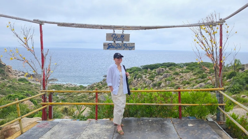 Bãi Đá Trứng là một trong những điểm đến thu hút giới trẻ yêu thích chụp ảnh và khám phá vẻ đẹp hoang sơ