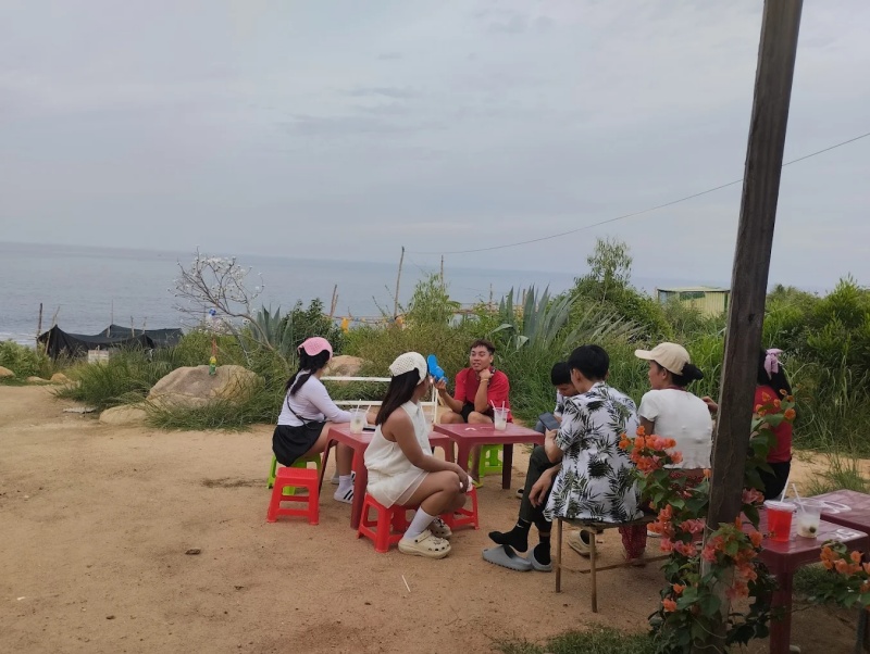 Ngay phía trên dốc Bãi Đá Trứng có các quầy bán nước và đồ ăn vặt phục vụ du khách