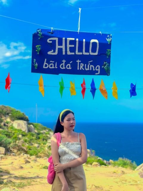 Bãi Đá Trứng thu hút các bạn trẻ dậy sớm đến đây để săn những bức ảnh đẹp