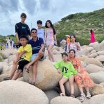 Bãi Đá Trứng nổi tiếng với hàng nghìn viên đá khổng lồ, tròn trịa như trứng khủng long xếp chồng lên nhau bên bờ biển