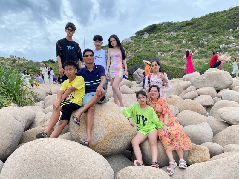 Bãi Đá Trứng nổi tiếng với hàng nghìn viên đá khổng lồ, tròn trịa như trứng khủng long xếp chồng lên nhau bên bờ biển