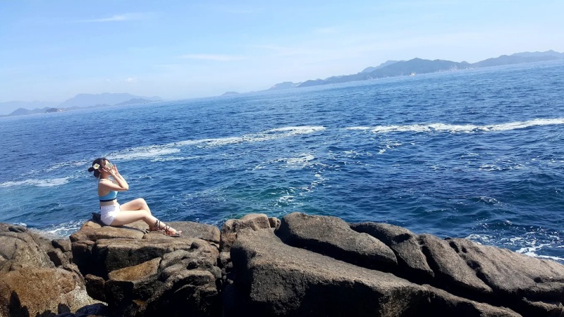 Bạn không nên tắm biển tại Bãi Đá Trứng, nếu muốn bạn có thể di chuyển sang các bãi gần đó như Bãi Cây Me, Bãi Kinh,...