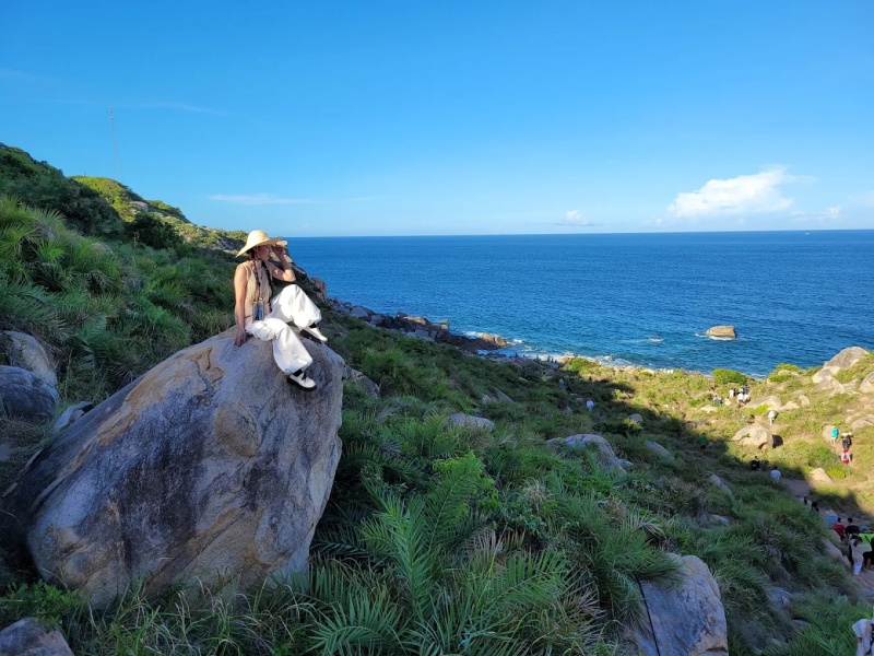 Từ trên đường xuống Bãi Đá Trứng, bạn có thể nhìn trọn view biển xanh ngắt hòa cùng màu nâu của đá và xanh của cây cỏ