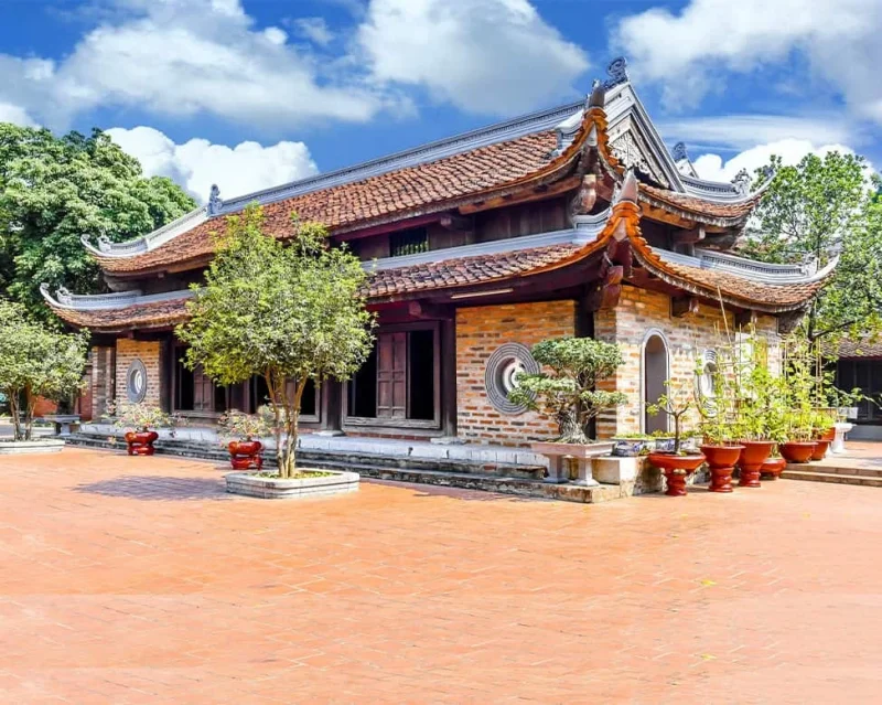 Chùa Kim Liên được xây dựng trên nền cũ của cung Từ Hoa, nơi công chúa Từ Hoa trồng dâu, nuôi tằm và dệt lụa vào thế kỷ XII
