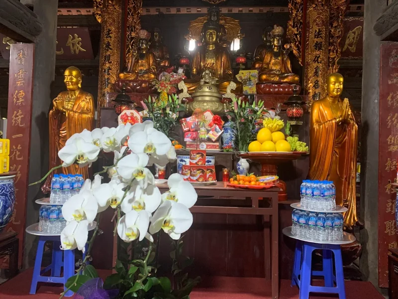 Khu vực thờ tự bên trong chùa Kim Liên Hồ Tây Hà Nội