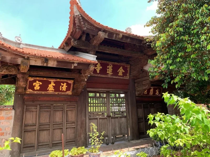 Cổng chùa Kim Liên được đánh giá là một trong những cổng chùa đẹp nhất Hà Nội