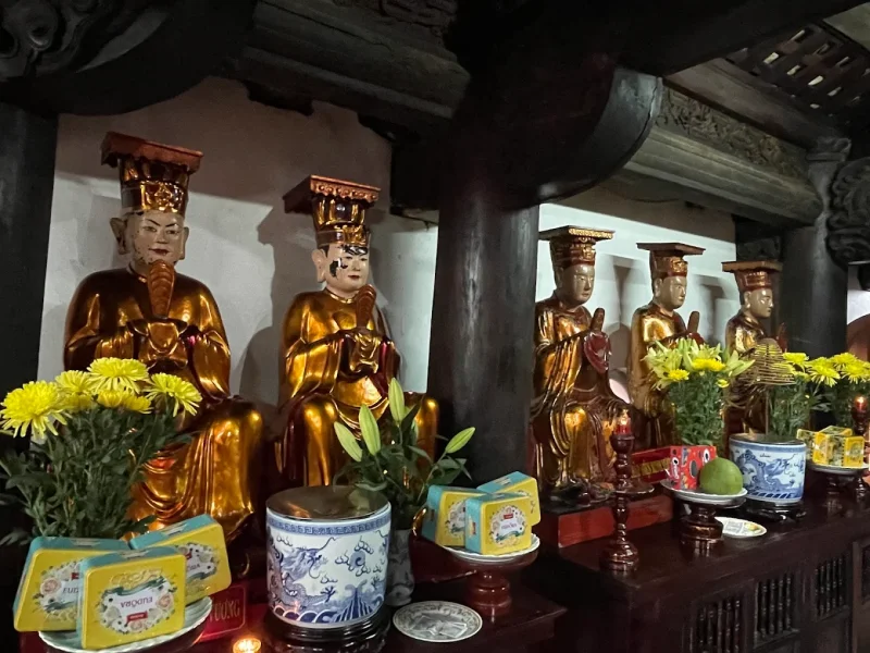 Chùa Kim Liên thu hút rất nhiều du khách đến cầu nguyện nhờ sự linh thiêng và không gian thanh tịnh