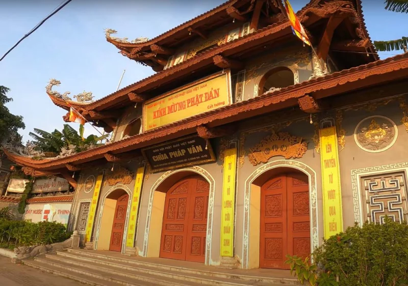Chùa Pháp Vân Hà Nội: Địa chỉ và kinh nghiệm đi lễ từ A-Z 4 Cổng chùa Pháp Vân được xây dựng bề thế với 3 tầng mái đồ sộ