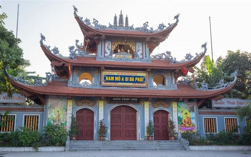 Chùa Pháp Vân Hà Nội: Địa chỉ và kinh nghiệm đi lễ từ A-Z 3 Chùa Pháp Vân thờ 4 vị thần đứng đầu trong hệ thống Tứ Pháp gồm Vân, Vũ, Lôi, Điện