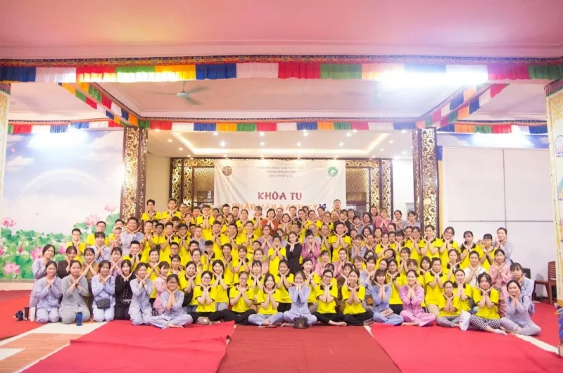 Chùa Pháp Vân Hà Nội: Địa chỉ và kinh nghiệm đi lễ từ A-Z 8 Khóa tu Pháp Vân Xanh tại chùa Pháp Vân thu hút đông đảo các thanh thiếu niên tham gia