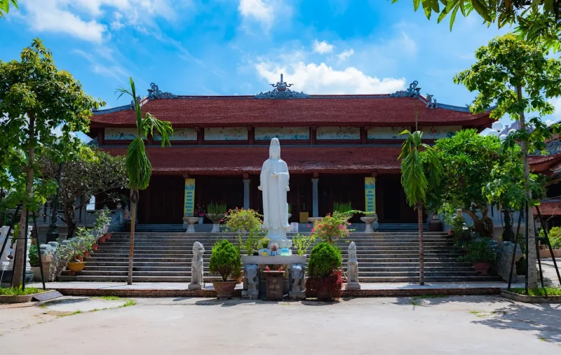 Chùa Pháp Vân Hà Nội: Địa chỉ và kinh nghiệm đi lễ từ A-Z 9 Tượng Quan Thế Âm Bồ Tát dáng đứng bằng đá trắng tại chùa