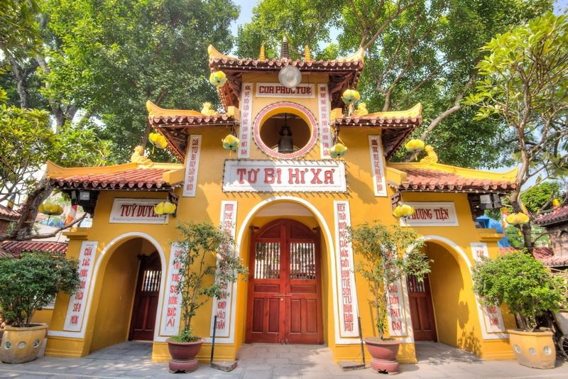 Chùa Quán Sứ Hà Nội: Văn khấn và kinh nghiệm đi lễ chi tiết 2 Chùa Quán Sứ là một trong những ngôi cổ tự linh thiêng bậc nhất thủ đô và hiện là trụ sở Trung ương Giáo hội Phật giáo Việt Nam
