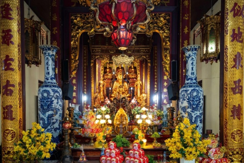 Chùa Quán Sứ Hà Nội: Văn khấn và kinh nghiệm đi lễ chi tiết 4 Bên trong chánh điện chùa Quán Sứ, các thứ tự tượng Phật được bài trí vô cùng trang nghiêm theo các bậc từ cao xuống thấp