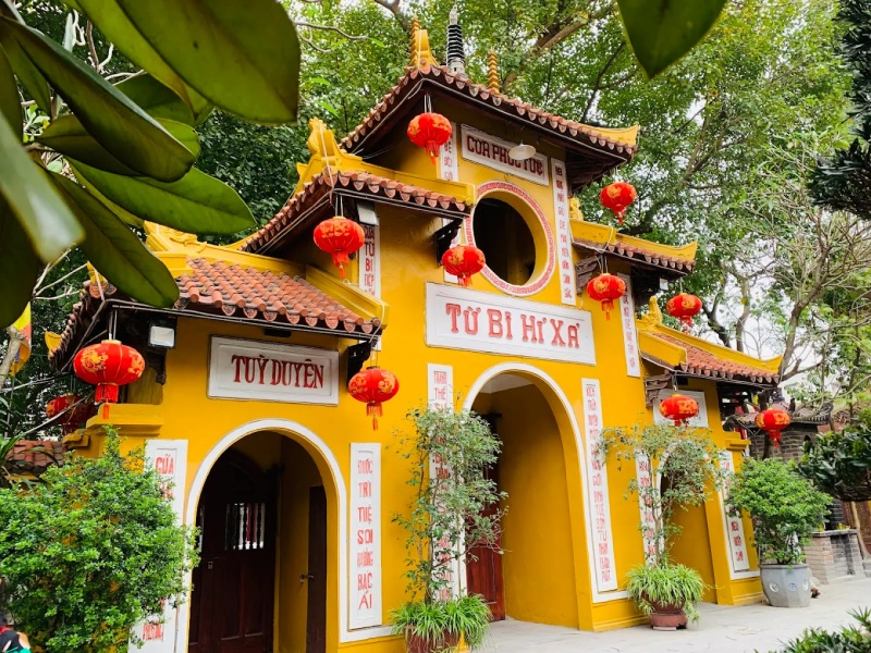 Chùa Quán Sứ Hà Nội: Văn khấn và kinh nghiệm đi lễ chi tiết 7 Các câu đối tại cổng chùa Quán Sứ đều được viết bằng tiếng việt