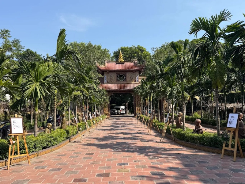Chùa Tiêu Dao - Ngôi chùa gốm sứ đậm chất dấu ấn Bát Tràng 6 Dọc hai bên lối đi là hàng tượng các chú tiểu bằng đất nung với nhiều biểu cảm khác nhau