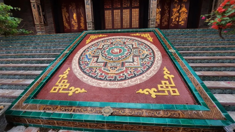 Chùa Tiêu Dao - Ngôi chùa gốm sứ đậm chất dấu ấn Bát Tràng 7 Tác phẩm nghệ thuật gốm sứ độc bản có hình đồ hình Mandala tại chùa Tiêu Dao