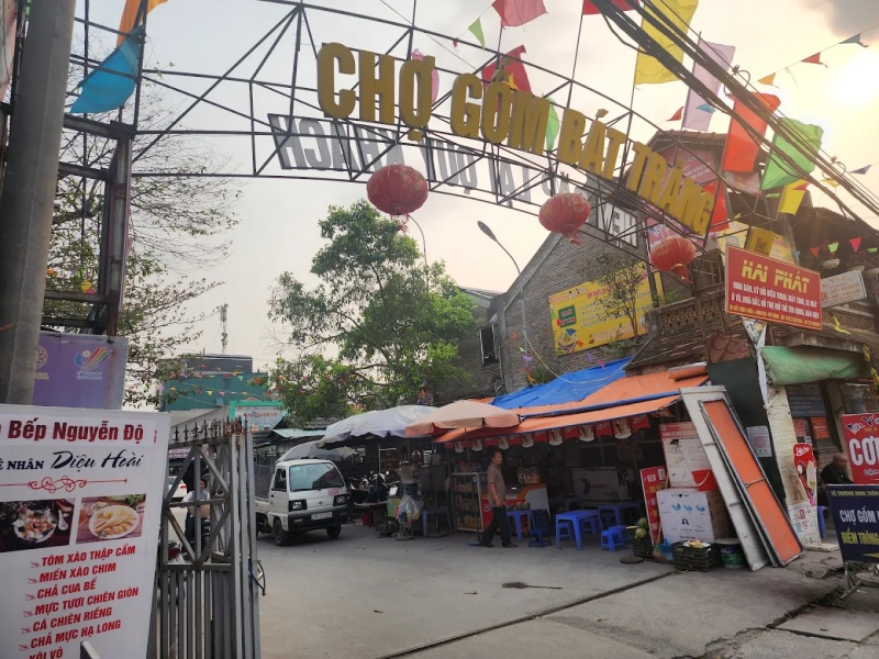 Chùa Tiêu Dao - Ngôi chùa gốm sứ đậm chất dấu ấn Bát Tràng 14 Chợ gốm Bát Tràng là nơi tập trung hàng trăm gian hàng trưng bày các sản phẩm gốm sứ do nghệ nhân trong làng chế tác