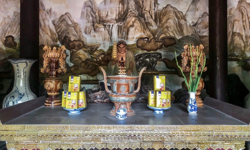Chùa Tiêu Dao - Ngôi chùa gốm sứ đậm chất dấu ấn Bát Tràng 11 Phía sau các bức tượng La Hán là bức mô phỏng mây núi