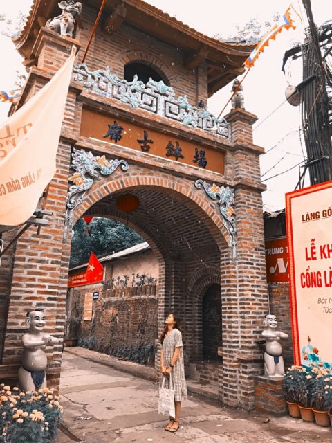 Chùa Tiêu Dao - Ngôi chùa gốm sứ đậm chất dấu ấn Bát Tràng 13 Du khách chụp ảnh tại làng cổ Bát Tràng