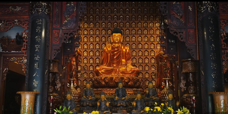 Chùa Tiêu Dao - Ngôi chùa gốm sứ đậm chất dấu ấn Bát Tràng 10 Bức tượng Thích Ca và bức tường phía sau là 224 pho tượng Phật nhỏ xen kẽ