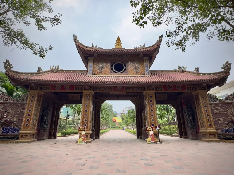 Chùa Tiêu Dao - Ngôi chùa gốm sứ đậm chất dấu ấn Bát Tràng 4 Toàn bộ bề mặt cổng chùa Tiêu Dao được ốp bằng gốm sứ tinh xảo với các sắc xanh lam, men rạn truyền thống