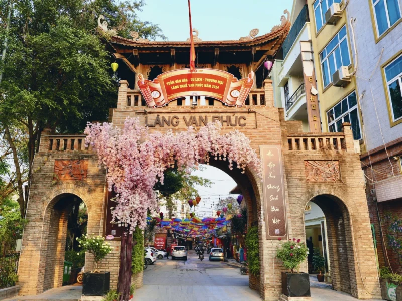 Chùa Vạn Phúc Hà Đông - Ngôi cổ tự bình yên giữa lòng làng lụa 14 Cổng làng Vạn Phúc được xây dựng hoàn toàn bằng gạch đỏ để trần, mang lại vẻ đẹp mộc mạc, vững chãi