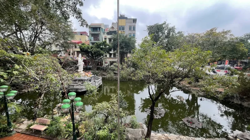 Chùa Vạn Phúc Hà Đông - Ngôi cổ tự bình yên giữa lòng làng lụa 10 Khuôn viên chùa Vạn Phúc được bao phủ bởi những tán cây dày đặc