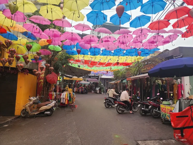 Chùa Vạn Phúc Hà Đông - Ngôi cổ tự bình yên giữa lòng làng lụa 13 Con đường ô rực rỡ là địa điểm chụp hình lý tưởng, thu hút rất nhiều du khách đến đây