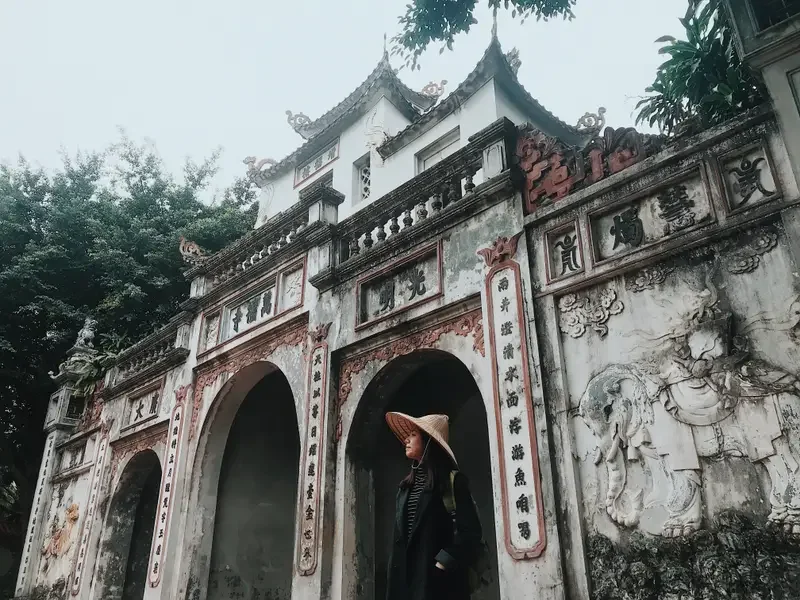 Chùa Vạn Phúc Hà Đông - Ngôi cổ tự bình yên giữa lòng làng lụa 2 Chùa Vạn Phúc là ngôi chùa cổ kính, mang đậm nét kiến trúc truyền thống của vùng đồng bằng Bắc Bộ