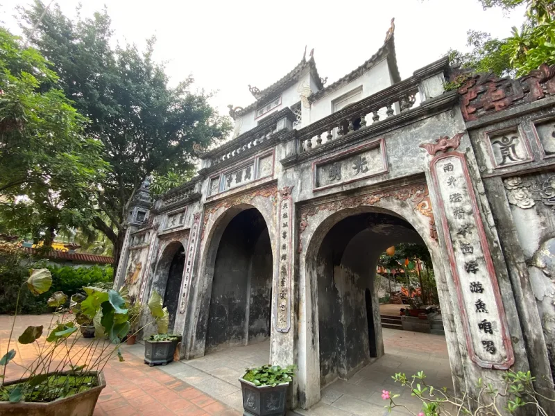 Chùa Vạn Phúc Hà Đông - Ngôi cổ tự bình yên giữa lòng làng lụa 5 Cổng chùa Vạn Phúc được xây dựng theo lối kiến trúc truyền thống với 3 cửa