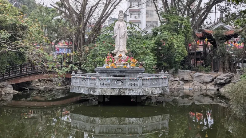 Chùa Vạn Phúc Hà Đông - Ngôi cổ tự bình yên giữa lòng làng lụa 7 Tượng Phật Quan Âm nằm ngay giữa hồ nước tại chùa Vạn Phúc Hà Nội