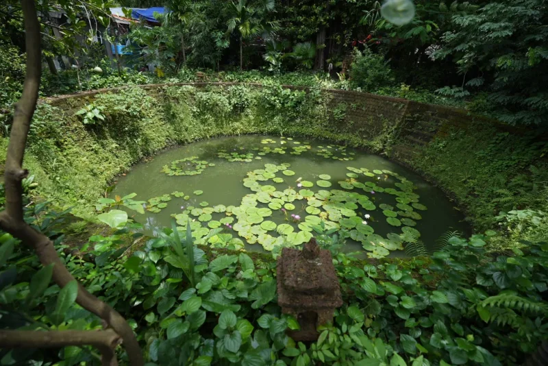 Chùa Vạn Phúc Hà Đông - Ngôi cổ tự bình yên giữa lòng làng lụa 9 Ngay trong khuôn viên chùa Vạn Phúc, bên cạnh hồ sen và đài sen tượng Phật Bà Quan Âm, vẫn còn lưu giữ một chiếc giếng đá ong cổ