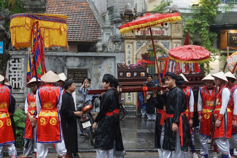 Chùa Vũ Thạch thờ ai? Kinh Nghiệm sắm lễ chi tiết từ A-Z 6 Đoàn rước đang thực hiện nghi lễ đi ngang qua cổng chùa Vũ Thạch