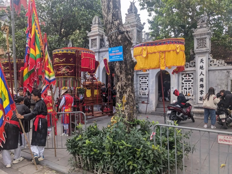 Chùa Vũ Thạch thờ ai? Kinh Nghiệm sắm lễ chi tiết từ A-Z 9 Chùa và Đền ở đây có không gian không quá lớn, nên tránh tụ tập gây ồn ào ảnh hưởng đến người đang hành lễ