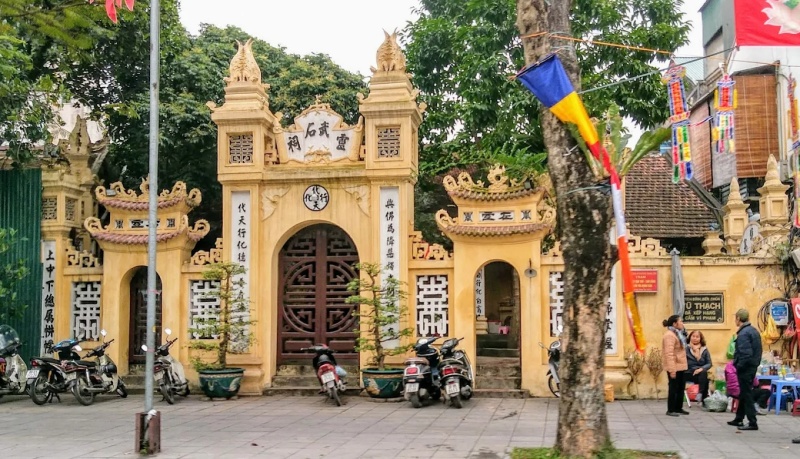 Chùa Vũ Thạch thờ ai? Kinh Nghiệm sắm lễ chi tiết từ A-Z 7 Chùa Vũ Thạch là nơi lưu giữ nhiều di vật quý như 5 đạo sắc phong của các vua triều Nguyễn, các pho tượng cổ, đại tự và câu đối có niên đại hàng trăm năm