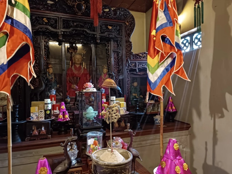 Chùa Vũ Thạch thờ ai? Kinh Nghiệm sắm lễ chi tiết từ A-Z 4 Đền Vũ Thạch là nơi thờ Thánh Mẫu Liễu Hạnh, vị thần chủ trong tín ngưỡng thờ Mẫu Tam phủ của người Việt