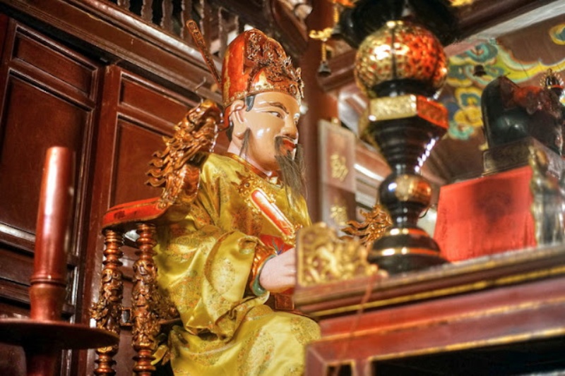 Chùa Vũ Thạch thờ ai? Kinh Nghiệm sắm lễ chi tiết từ A-Z 5 Đây là tượng danh tướng Khỏa Ba Sơn, tuy nhiên tư liệu chữ Hán và văn bia cổ tại đình thì đây lại là tượng Thiên Quan Đại Đế