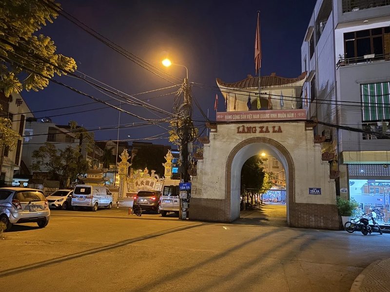 Review Chùa Xa La: Ngôi cổ tự hàng trăm năm tuổi tại Hà Nội 3 Cổng làng Xa La là nơi lưu giữ ký ức văn hóa của người dân, ngăn cách không gian yên tĩnh của đình, chùa, miếu Xa La với nhịp sống đô thị bên ngoài