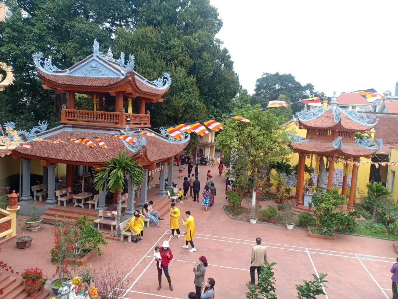 Review Chùa Xa La: Ngôi cổ tự hàng trăm năm tuổi tại Hà Nội 6 Vào các ngày Rằm và Mùng 1, cư dân từ làng Xa La và các tòa chung cư thuộc Khu đô thị Xa La đổ về dâng hương rất nhiều