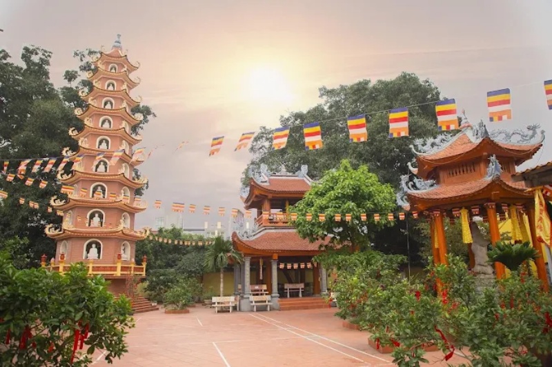 Review Chùa Xa La: Ngôi cổ tự hàng trăm năm tuổi tại Hà Nội 2 Chùa Xa La là một ngôi chùa cổ có lịch sử hơn 300 năm, tọa lạc tại Hà Nội
