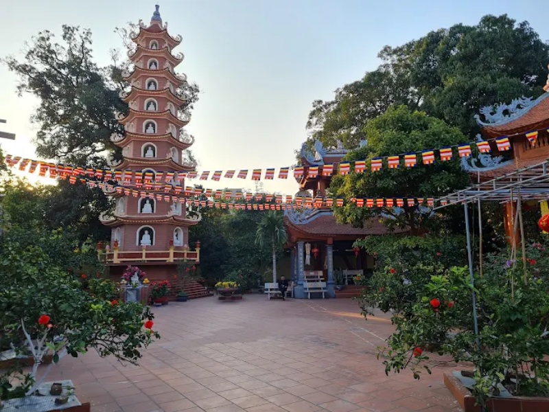 Review Chùa Xa La: Ngôi cổ tự hàng trăm năm tuổi tại Hà Nội 7 Chùa Xa La mang vẻ đẹp thanh tịnh, cổ kính với khuôn viên nhiều cây xanh