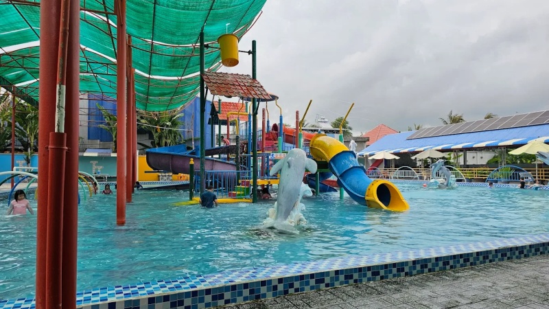 Công viên nước Hoàng Giang là địa điểm vui chơi giải trí dưới thu hút nhiều du khách địa phương và các khu vực lân cận