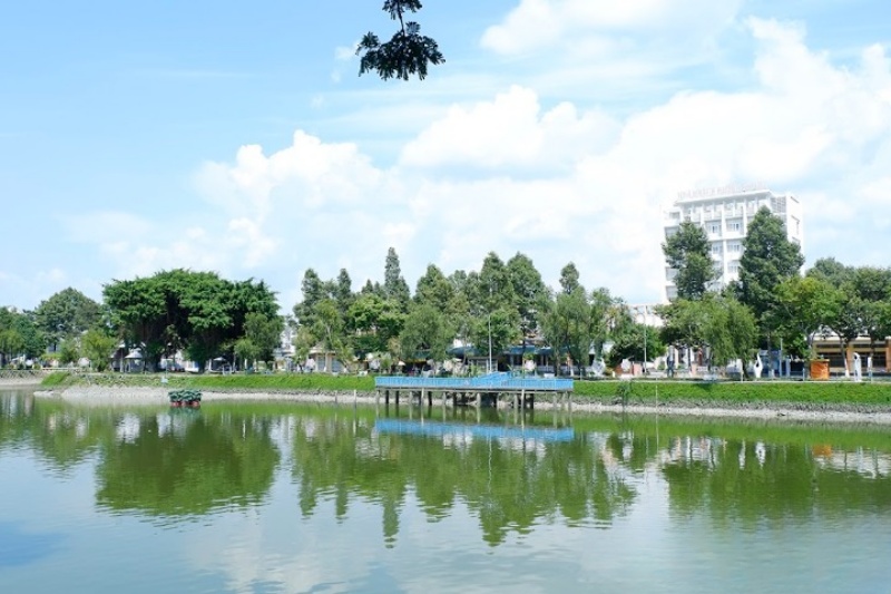 Hồ Khổng Tử nằm ở vị trí trung tâm Công viên Văn Miếu