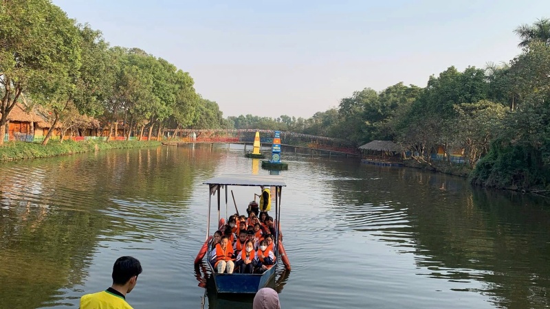 Khu trải nghiệm Vạn An: Giá vé & Top những trò chơi hấp dẫn 6 Các bạn nhỏ ngồi trên các con thuyền nhỏ để dạo quanh hồ nước trong khuôn viên