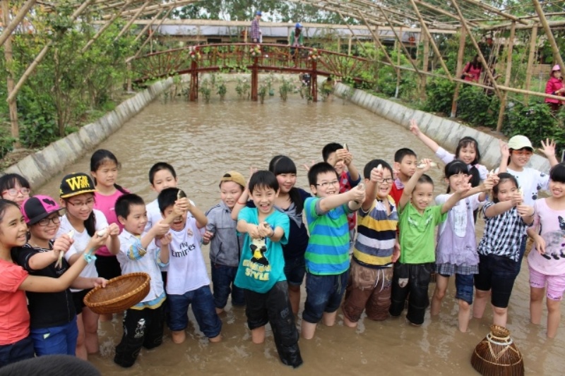 Khu trải nghiệm Vạn An: Giá vé & Top những trò chơi hấp dẫn 4 Tại khu trải nghiệm Vạn An, các bé sẽ được trải nghiệm lội mương bắt cá đầy thú vị