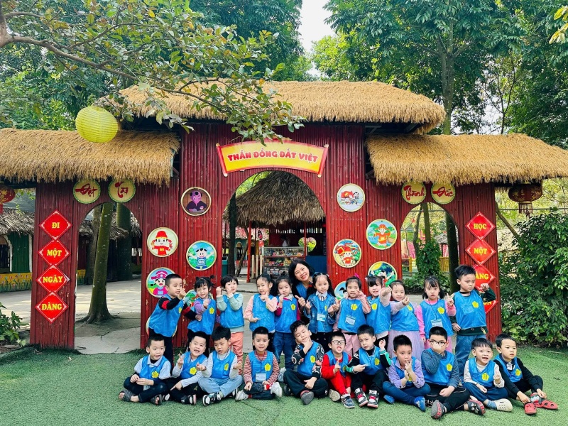 Khu trải nghiệm Vạn An: Giá vé & Top những trò chơi hấp dẫn 5 Khu trải nghiệm Vạn An thường xuyên đón các đoàn học sinh từ các trường mầm non và tiểu học đến ngoại khóa