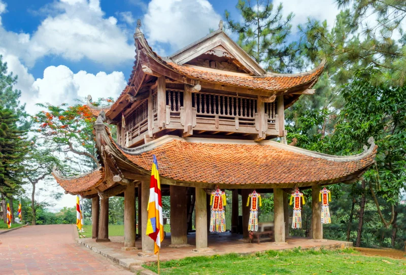 Gác chuông chùa Trăm Gian với 2 tầng 8 mái, được coi là một kiệt tác kiến trúc gỗ