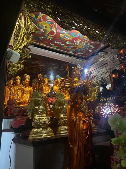 Không gian thờ tự bên trong chùa Trăm Gian