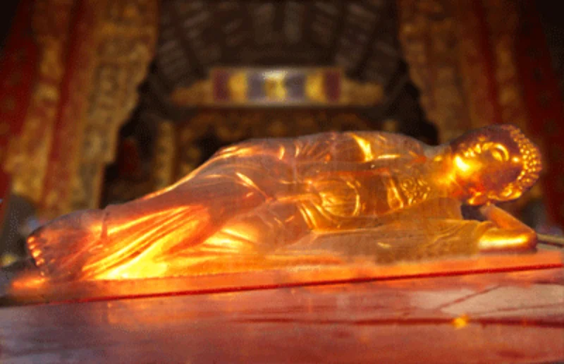 Pho tượng Niết Bàn được chế tác bằng gỗ, sơn son thếp vàng tại chùa Trấn Quốc Hà Nội